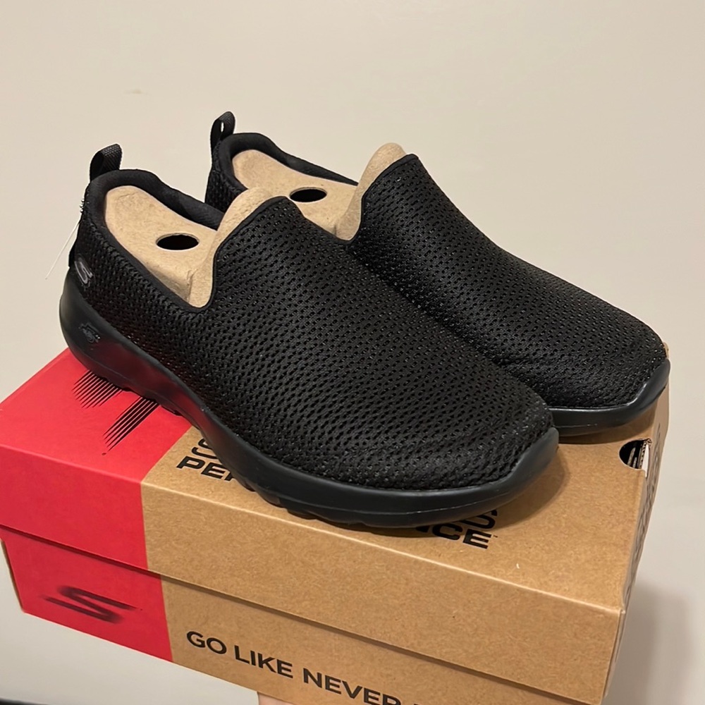 Sketchers Go Walk Joy black sneakers Size 8.5